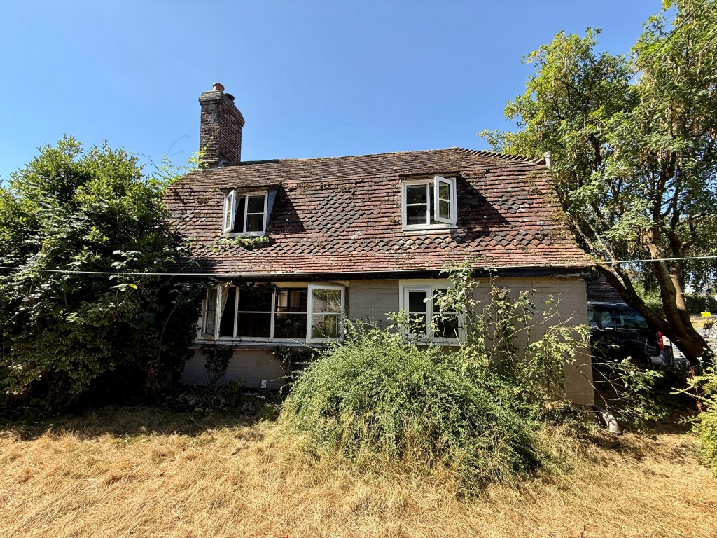 Lot: 224 - DETACHED COTTAGE FOR REFURBISHMENT - Detached cottage